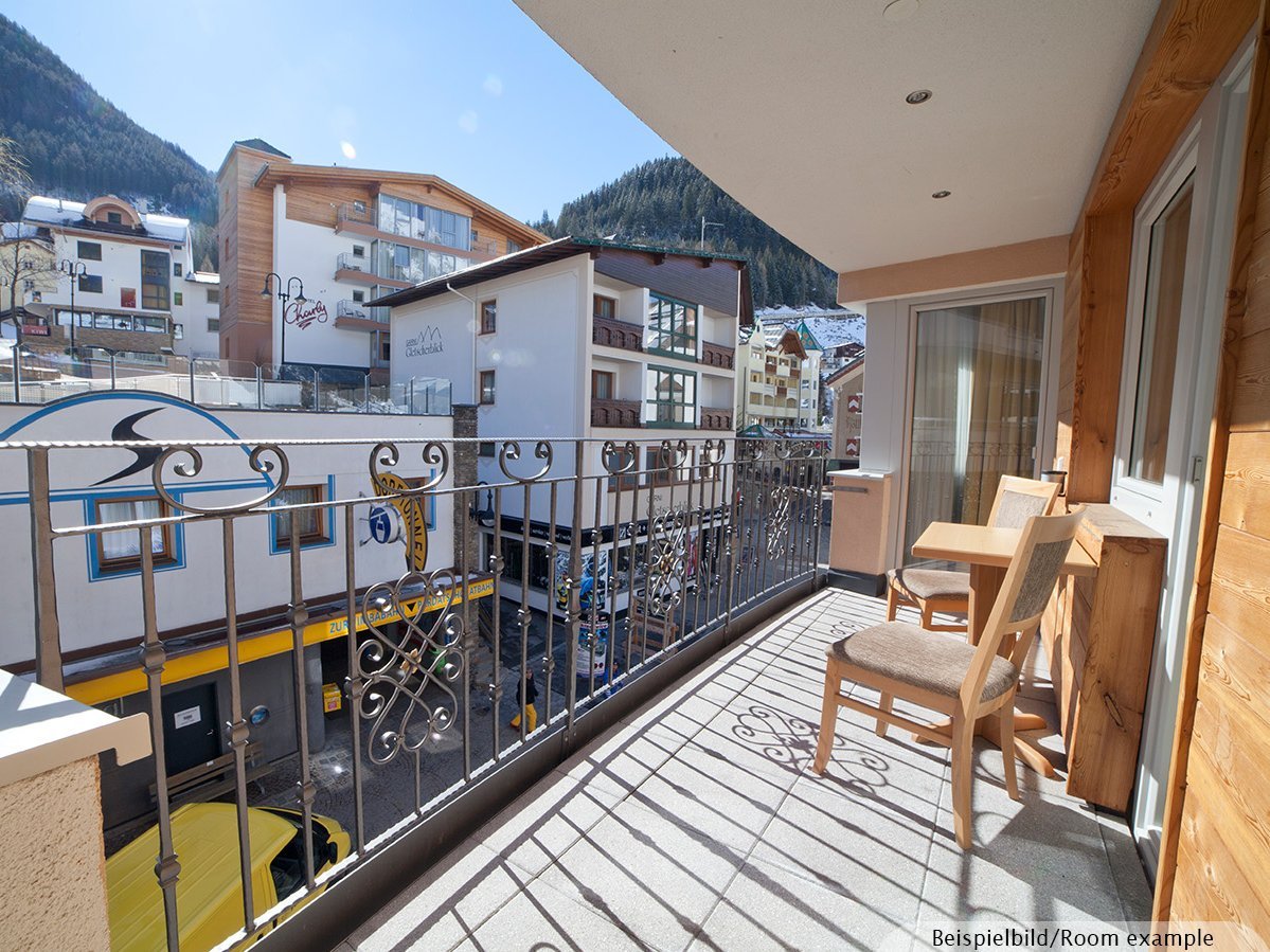 Bild zeigt den Ausblick vom Balkon auf die Dorfstraße in Ischgl